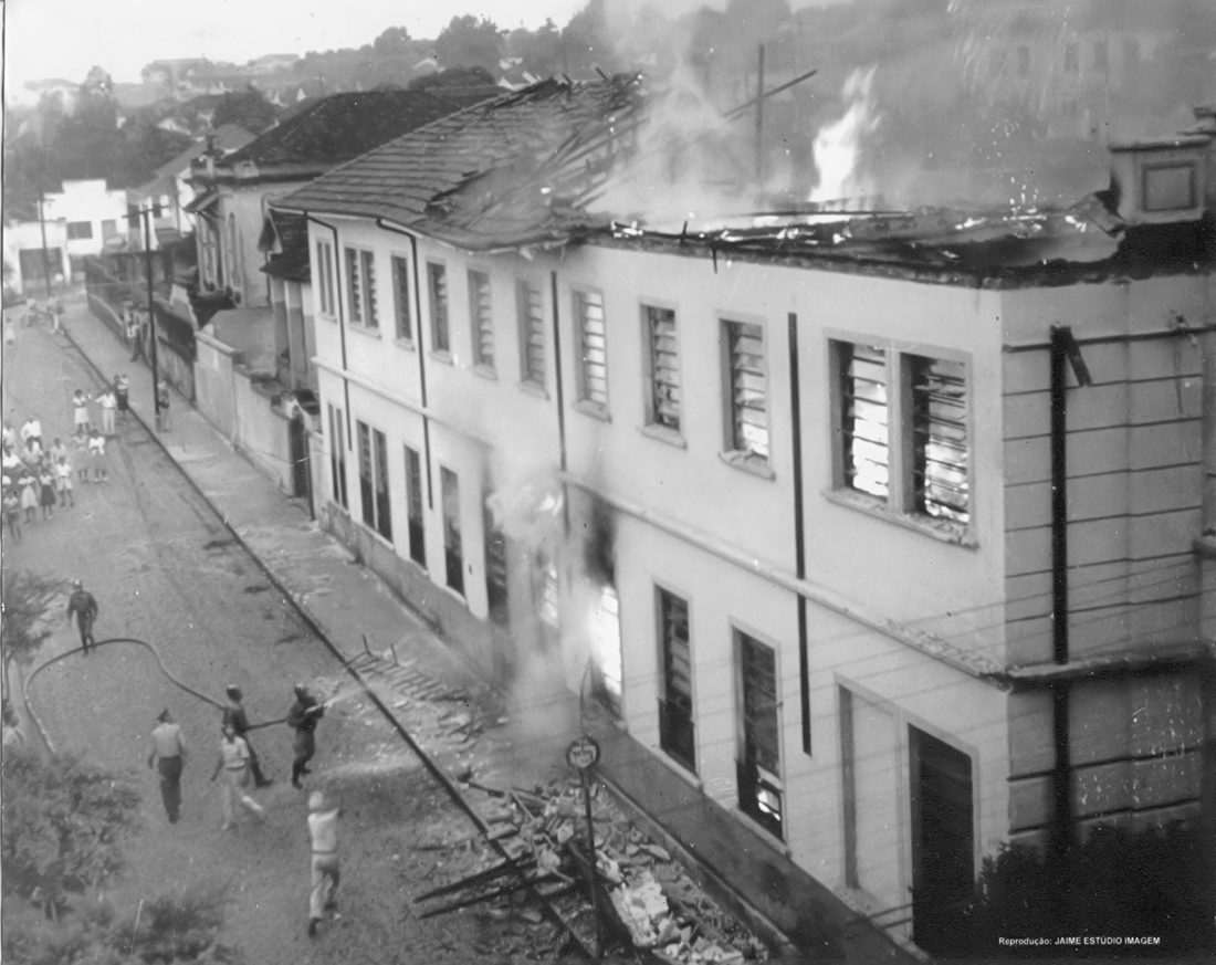 O incêndio de dezembro de 1958, que destruiu o prédio da escola.