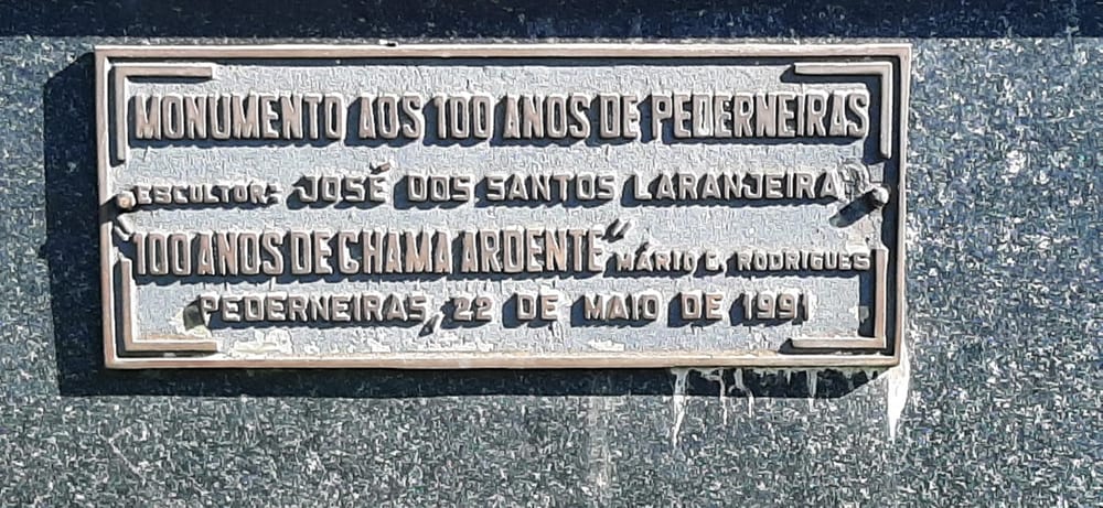 Placa do monumento, com o nome do escultor José dos Santos Laranjeira, o lema "100 anos de chama ardente" de Mário C. Rodrigues e a data de 22 de maio de 1991.