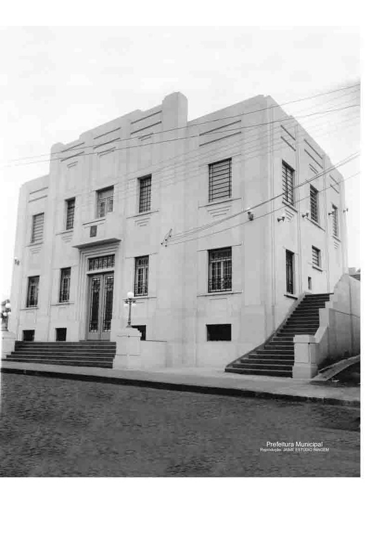 O Paço Municipal em fotografia antiga. O prédio foi construído e inaugurado na gestão de Mário de Barros Camargo, em 1940.