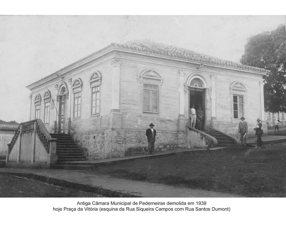 A antiga Câmara Municipal de Pederneiras, demolida em 1939 — no terreno onde hoje está a Praça da Vitória, na esquina da Rua Siqueira Campos com a Rua Santos Dumont.