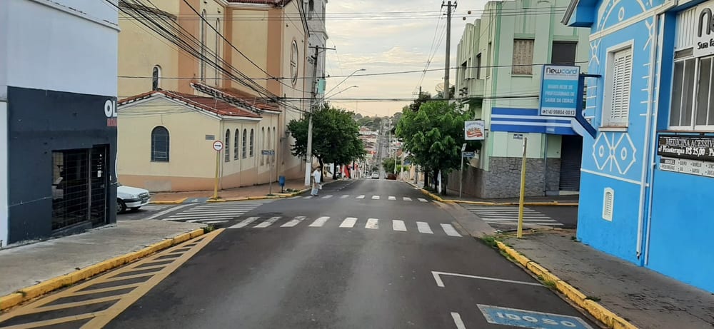 O cruzamento da Avenida Tiradentes com a Rua Belmiro Pereira, marco zero do sistema, com a Igreja Matriz à esquerda.